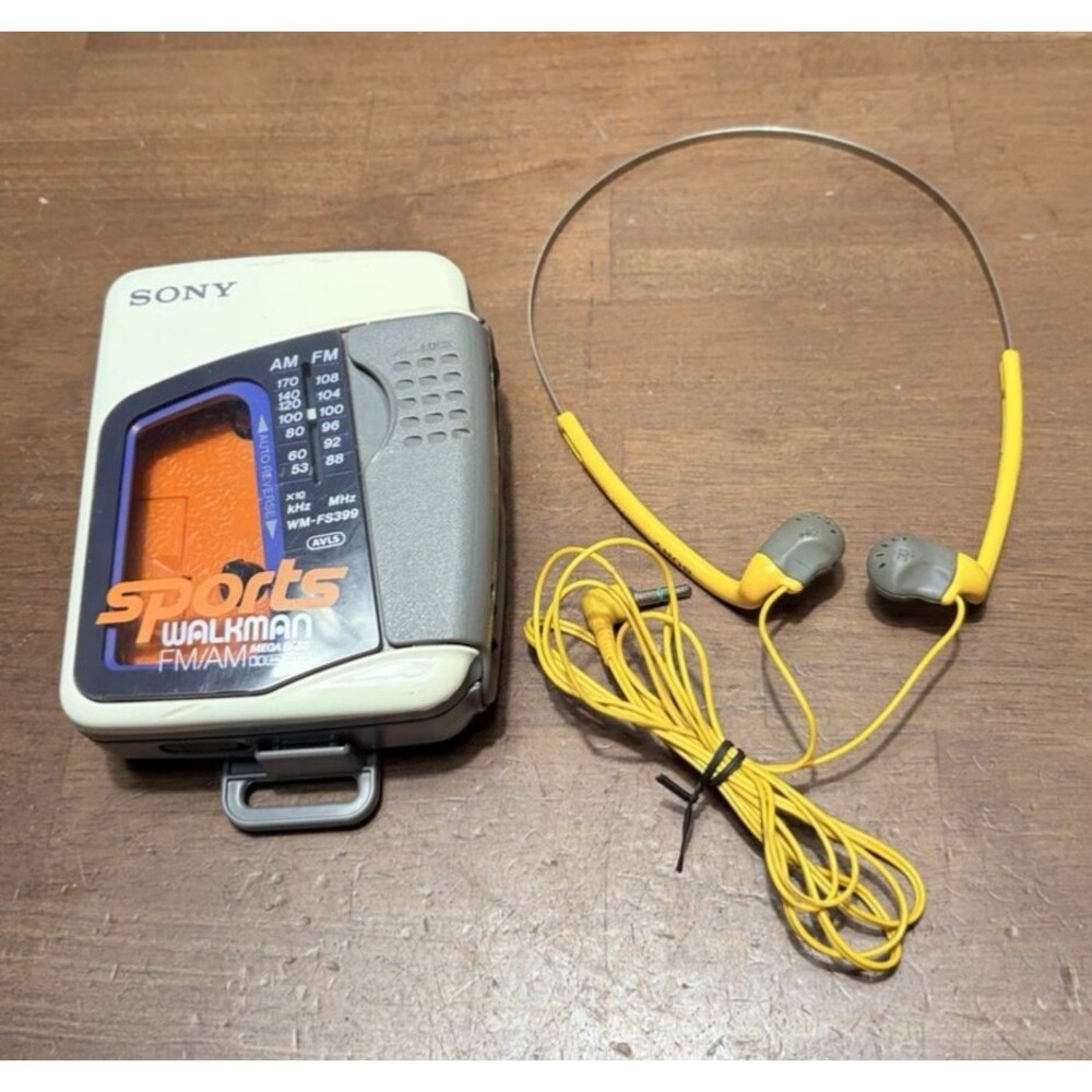 Sony Sports Walkman FM/AM Cassette Player WM-FS399 w/headphones **working**